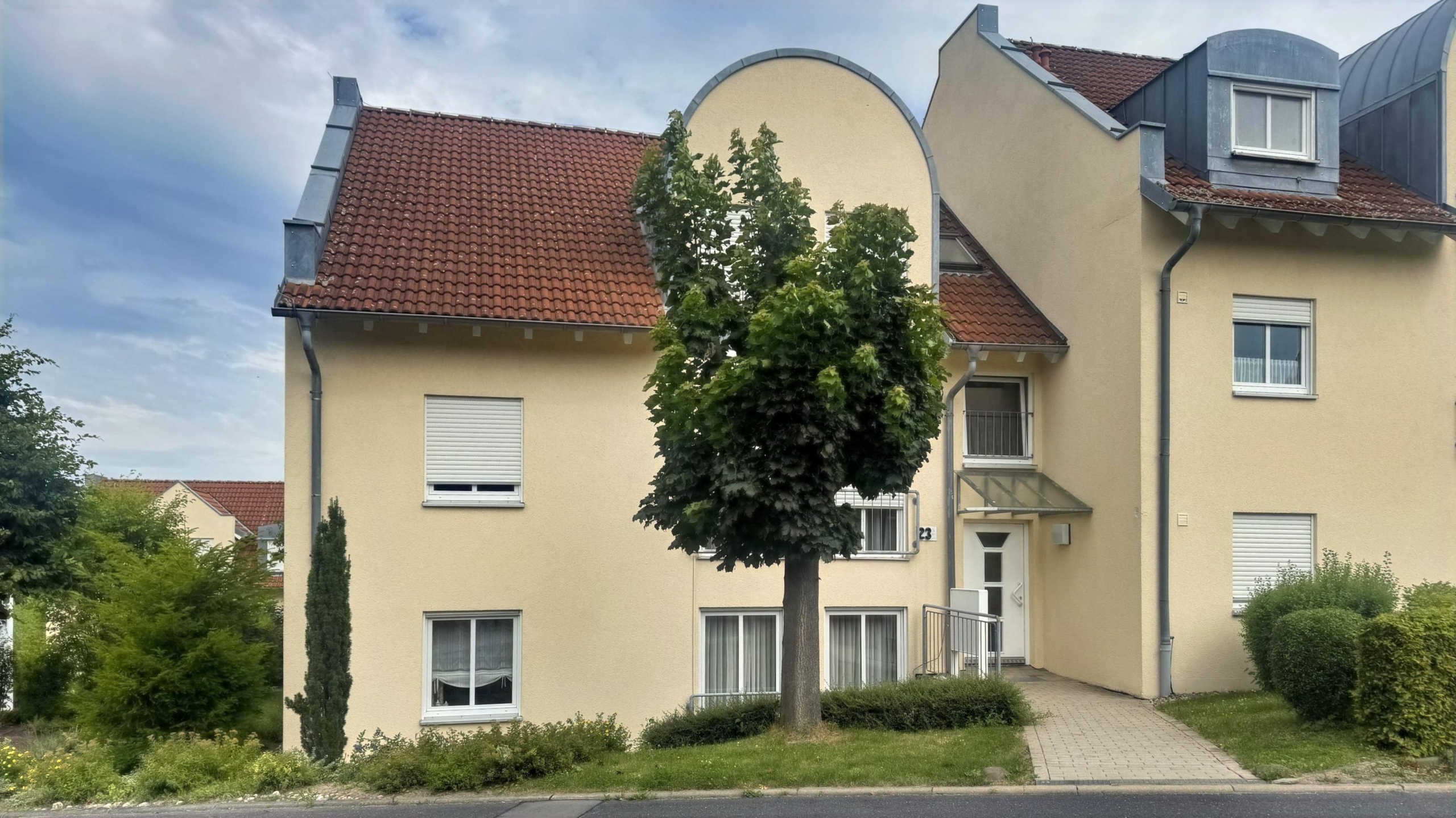Straßenansicht mit Hauseingang